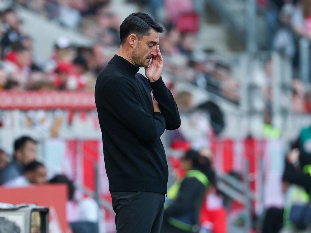 Albert Riera hält sich die Hand resigniert vor das Gesicht.