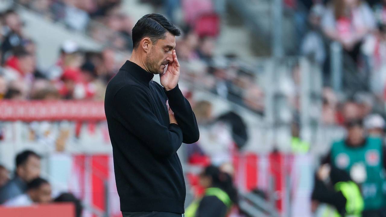Albert Riera hält sich die Hand resigniert vor das Gesicht.
