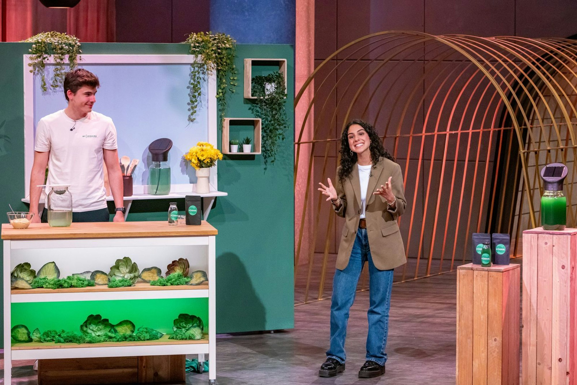 Ganz viel Enthusiasmus: „Du hast das fröhlichste Lächeln, das ich hier je gesehen habe“, sagt Carsten Maschmeyer zu der jungen Co-Gründerin.
(Bild: RTL / Bernd-Michael Maurer)