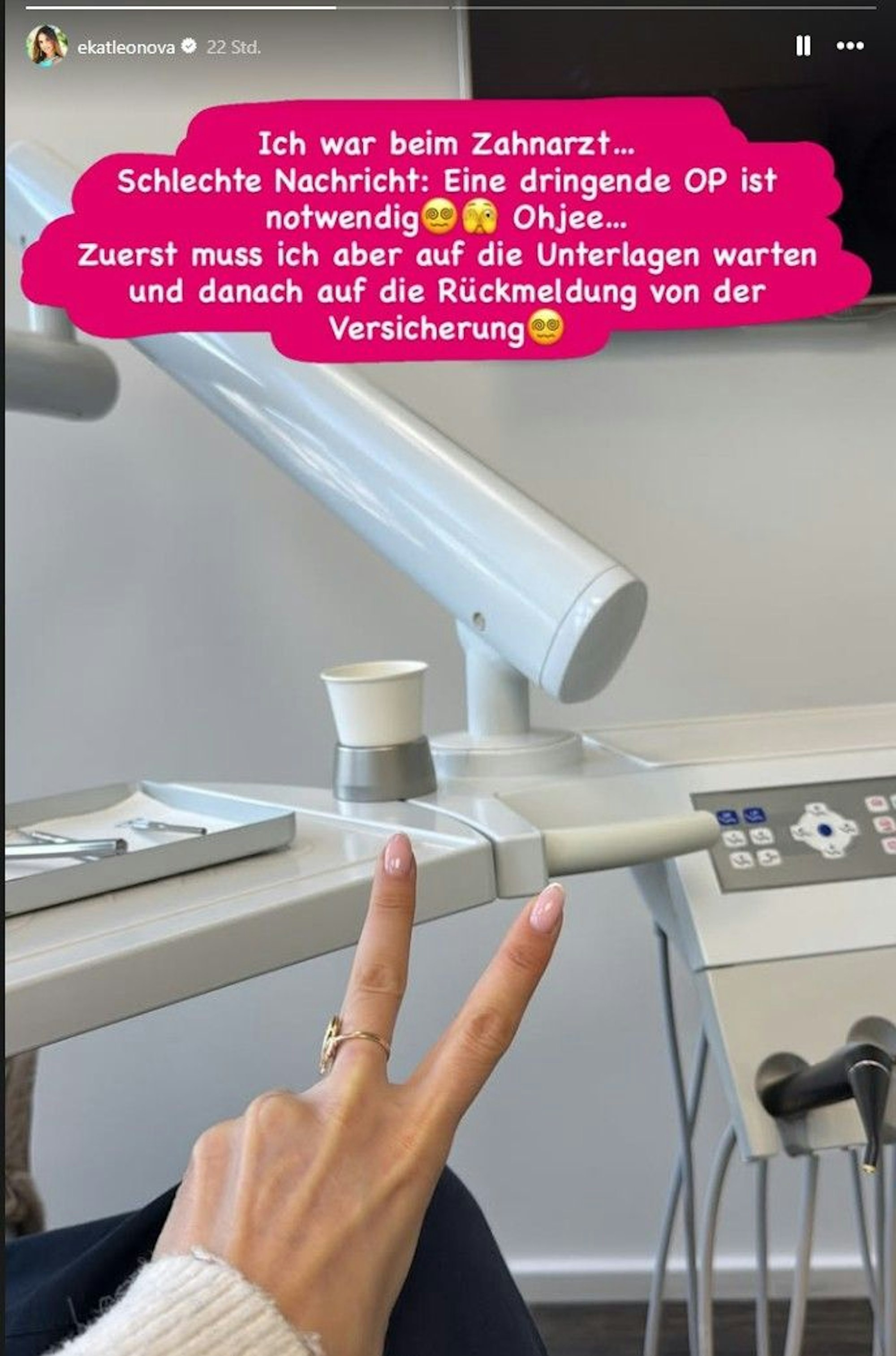 Ekaterina Leonova postet ein Foto aus der Zahnarztpraxis.