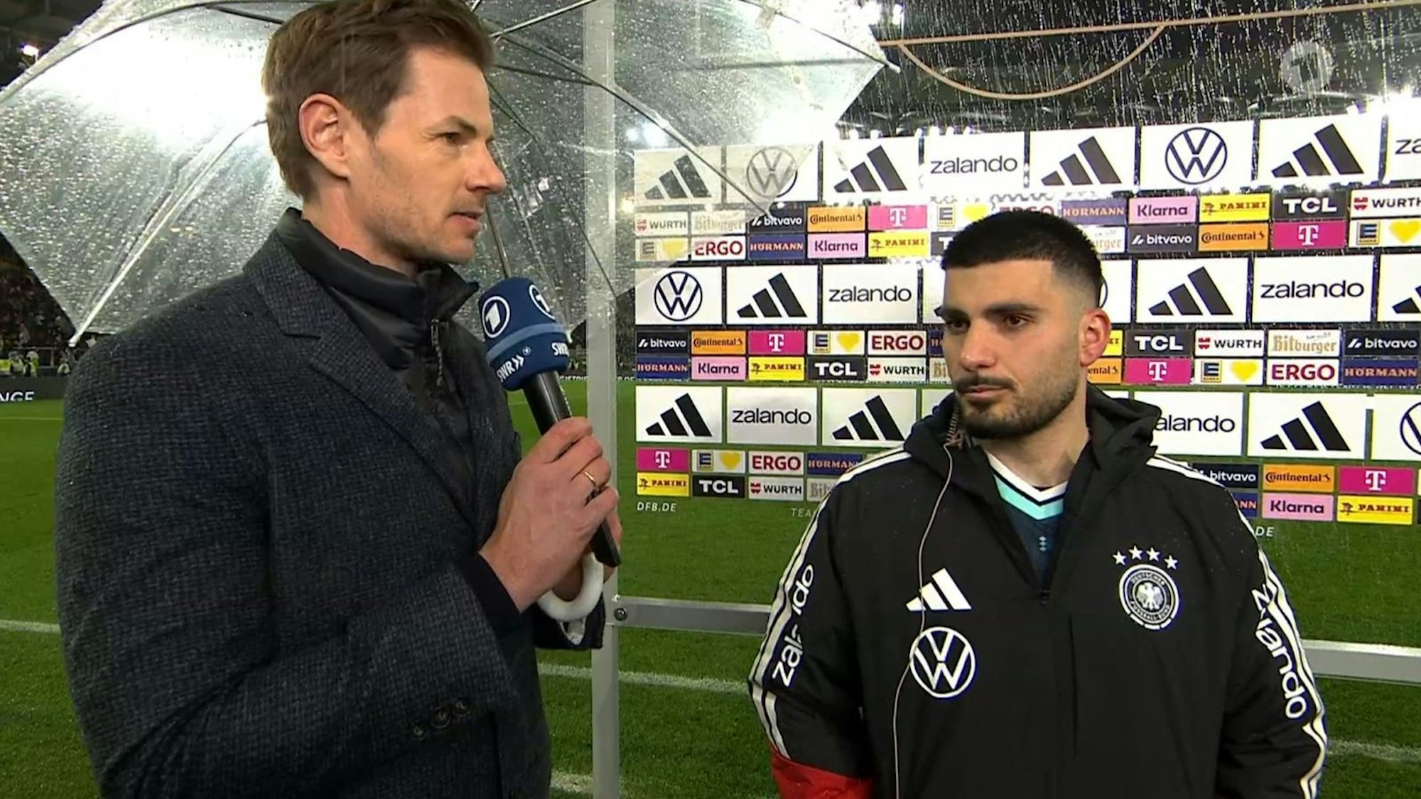 Torschütze Deniz Undav (r.) hat bei Alex Schlüter etwas zu sagen. (Bild: ARD)