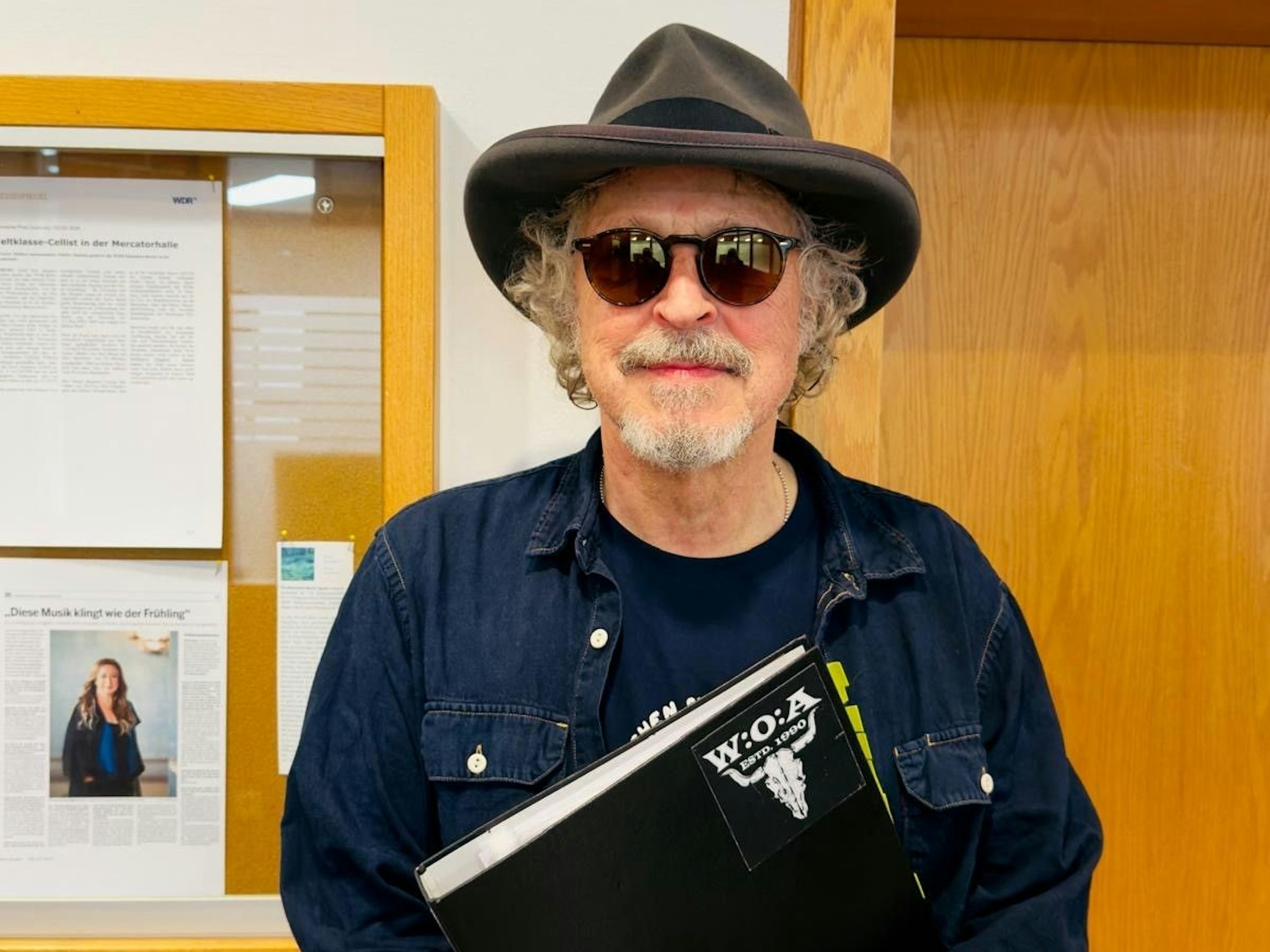 Wolfgang Niedecken steht hinter der Bühne.