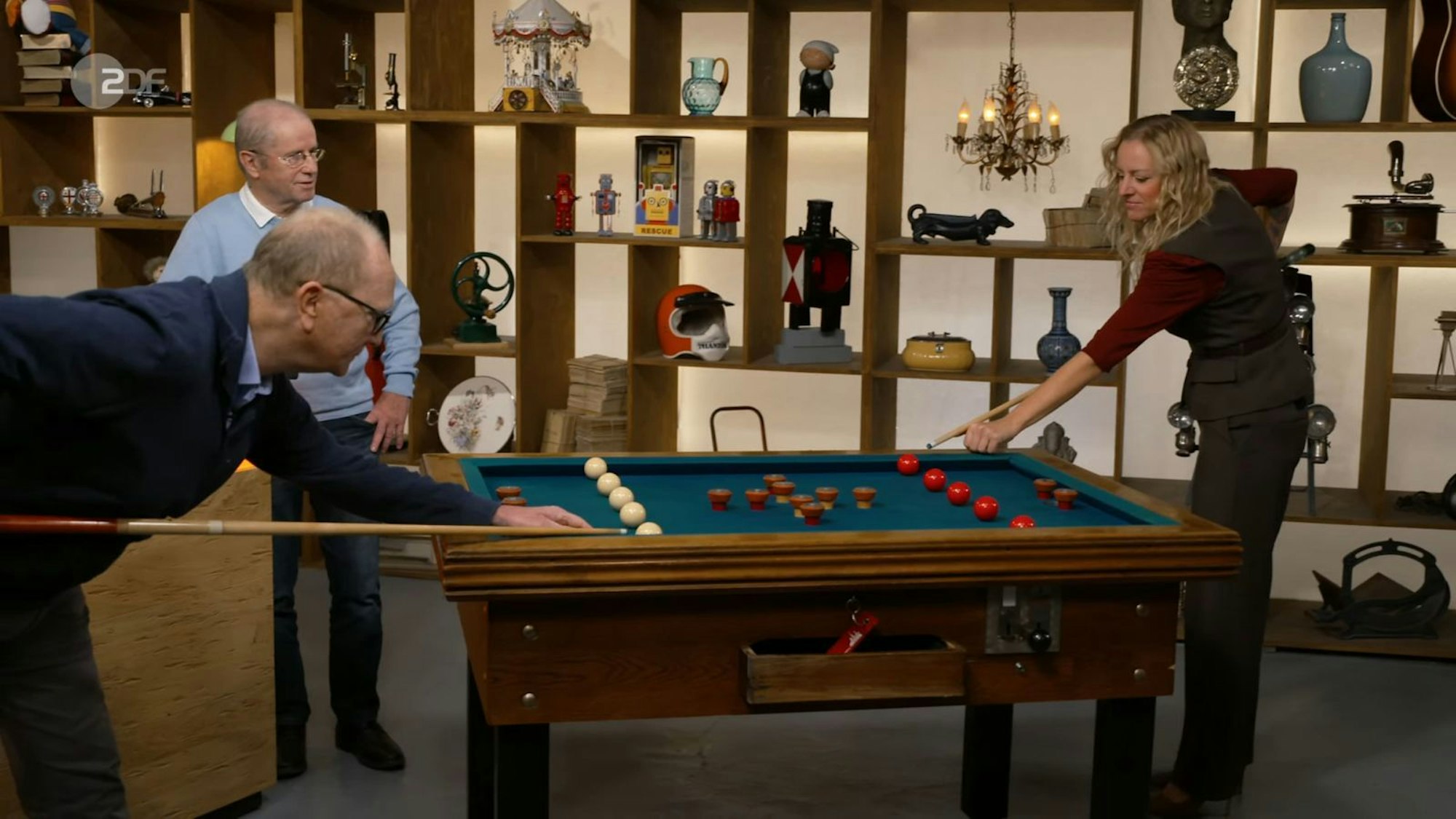 „Kaum lasse ich mir ein bisschen mehr Zeit, wird hier rumgespielt“, meinte Horst Lichter in der Dienstagsausgabe von „Bares für Rares“ augenzwinkernd. (Bild: ZDF)