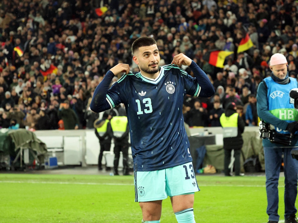 Deniz Undav jubelt über sein Tor.