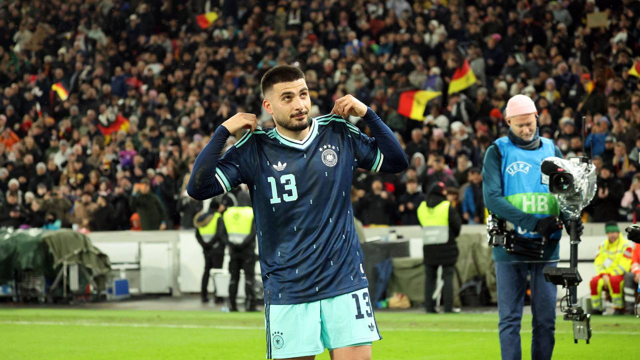 Deniz Undav jubelt über sein Tor.