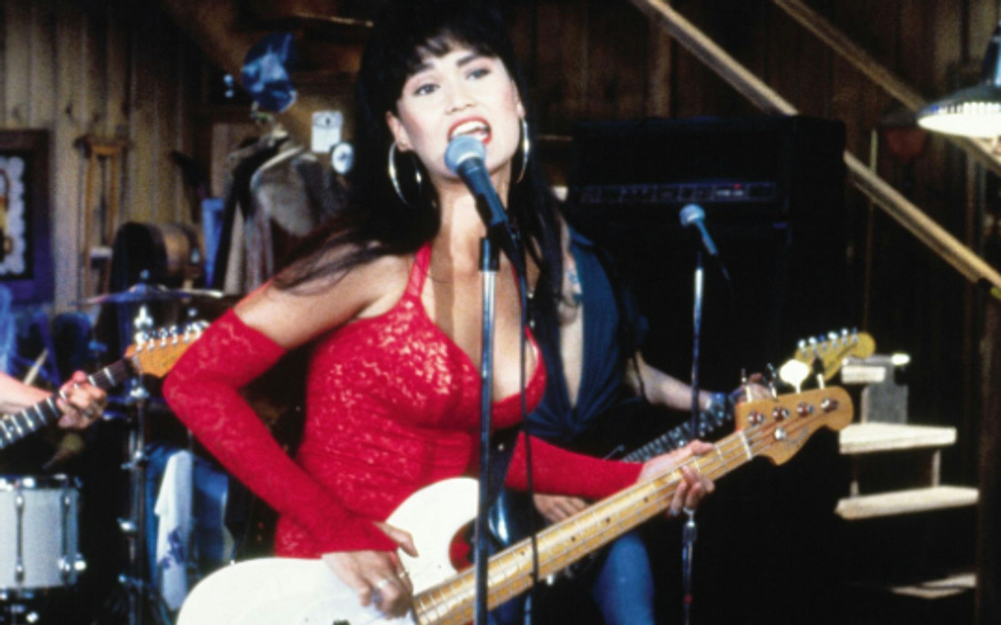 Sie ist die Frontfrau von Crucial Taunt: Als Cassandra Wong (Tia Carrere) mit ihrer Band in seiner Show auftritt, ist Wayne sofort in die Rockerin verliebt. (Bild: Paramount Pictures Home Entertainment)