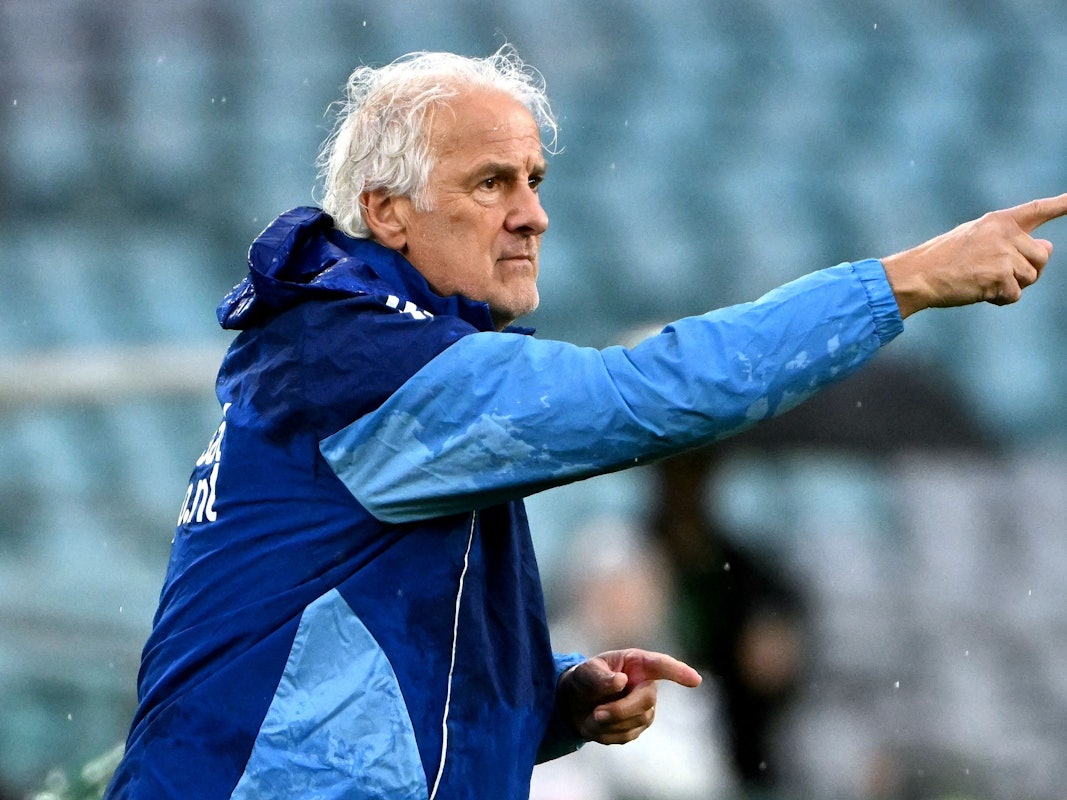 Fred Rutten gibt bei einem Curacao-Spiel Anweisungen.