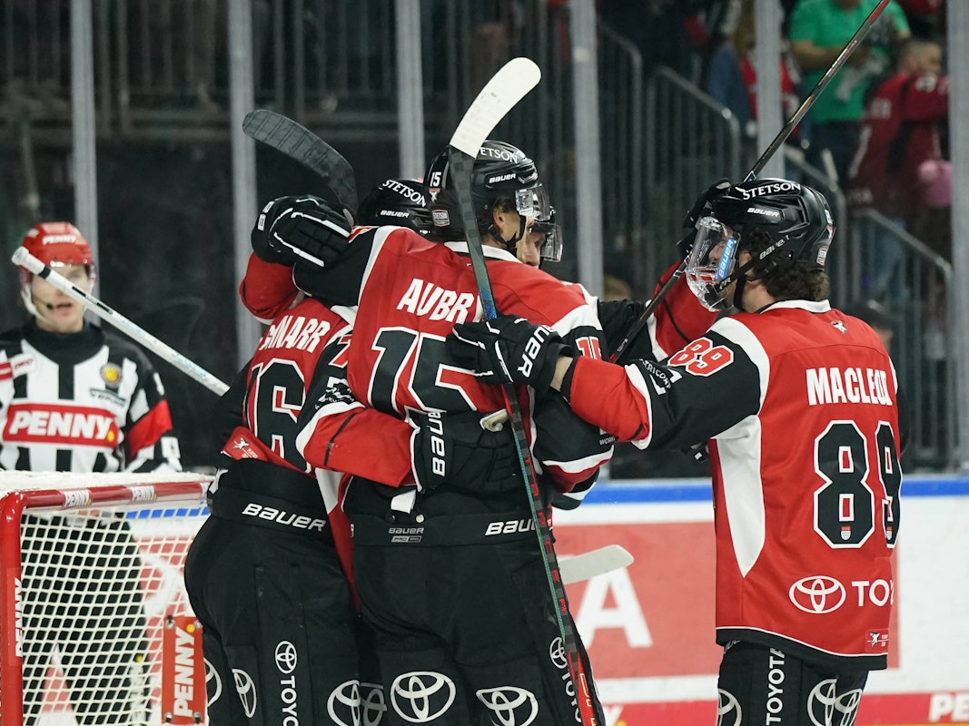 Die Profis der Kölner Haie jubeln gemeinsam.