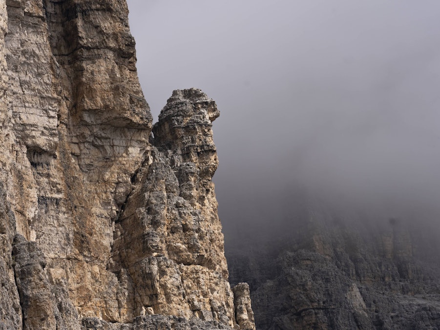 Felsige Berge im Nebel