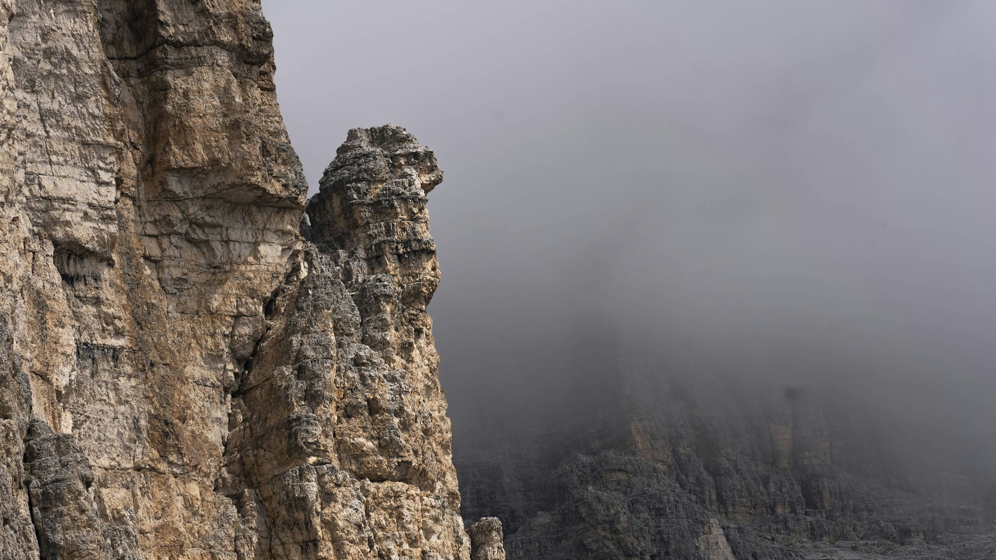 Felsige Berge im Nebel