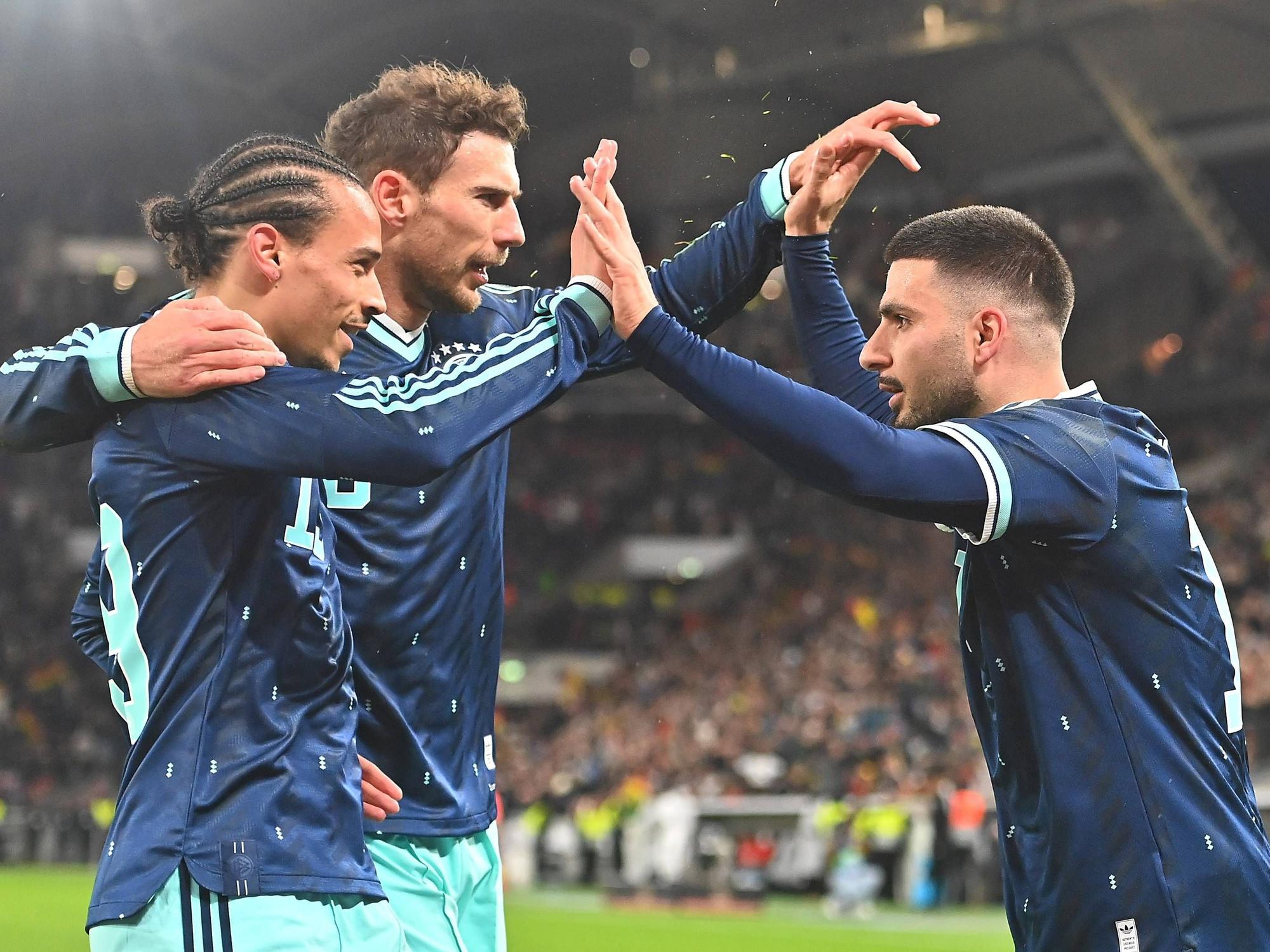 Torjubel von Deniz Undav mit Leroy Sané und Leon Goretzka.