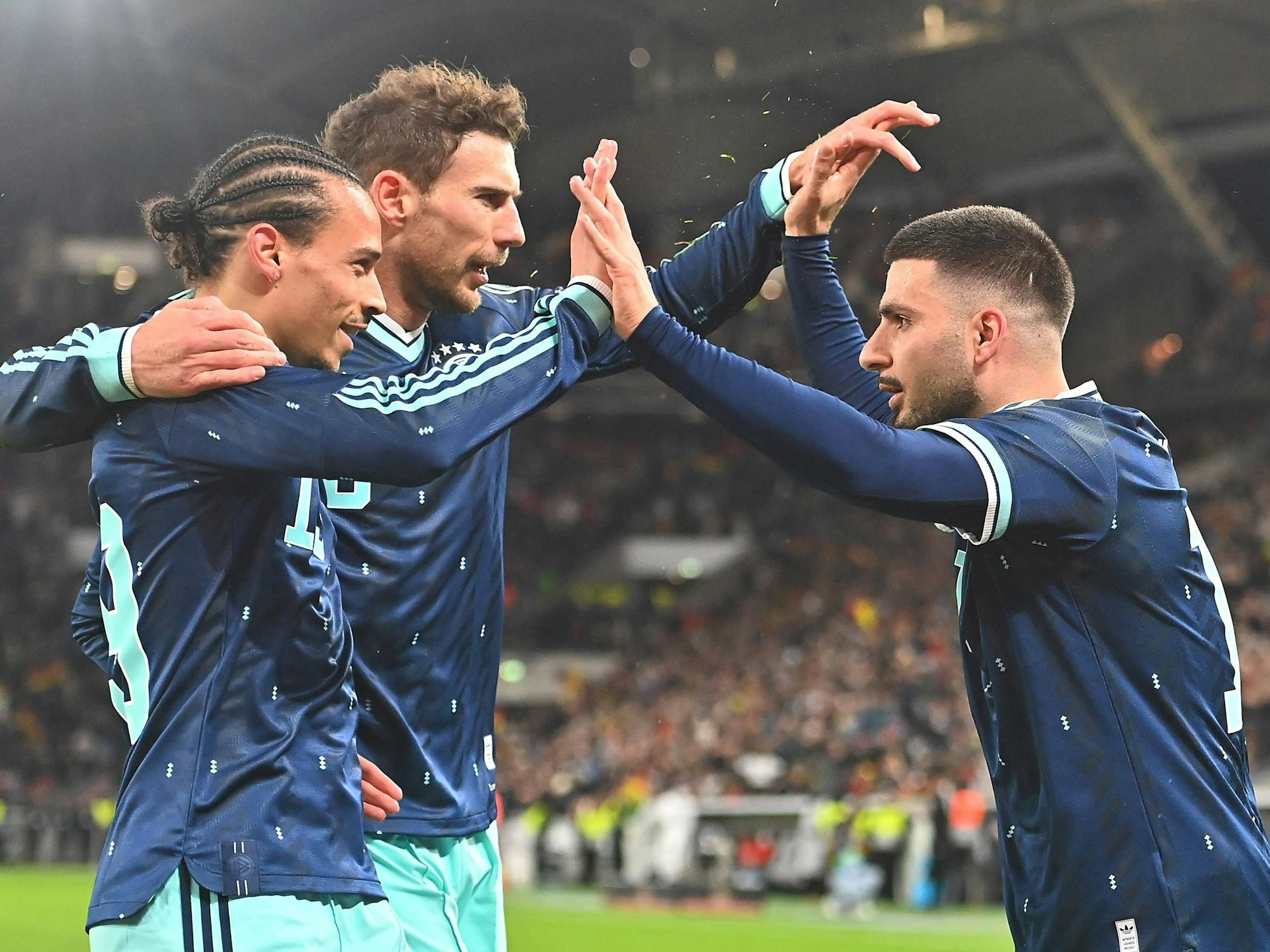 Torjubel von Deniz Undav mit Leroy Sané und Leon Goretzka.