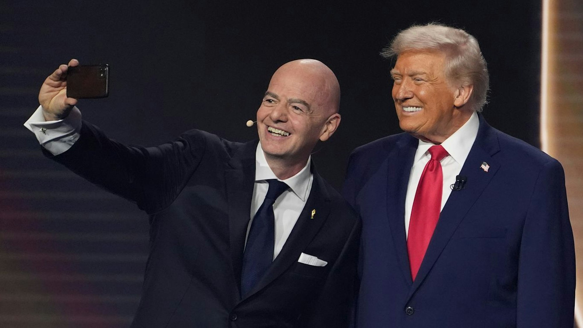 Gianni Infantino und Donald Trump grinsen sich eins beim Selfiemachen