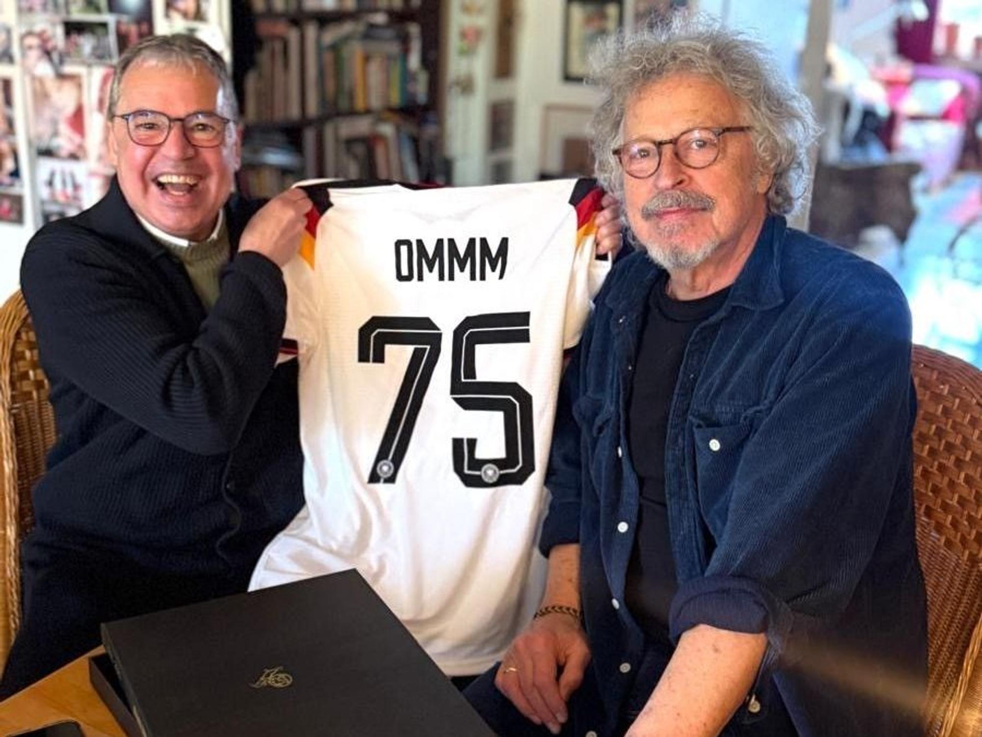 Andreas Rettig gibt Wolfgang Niedecken ein Trikot.