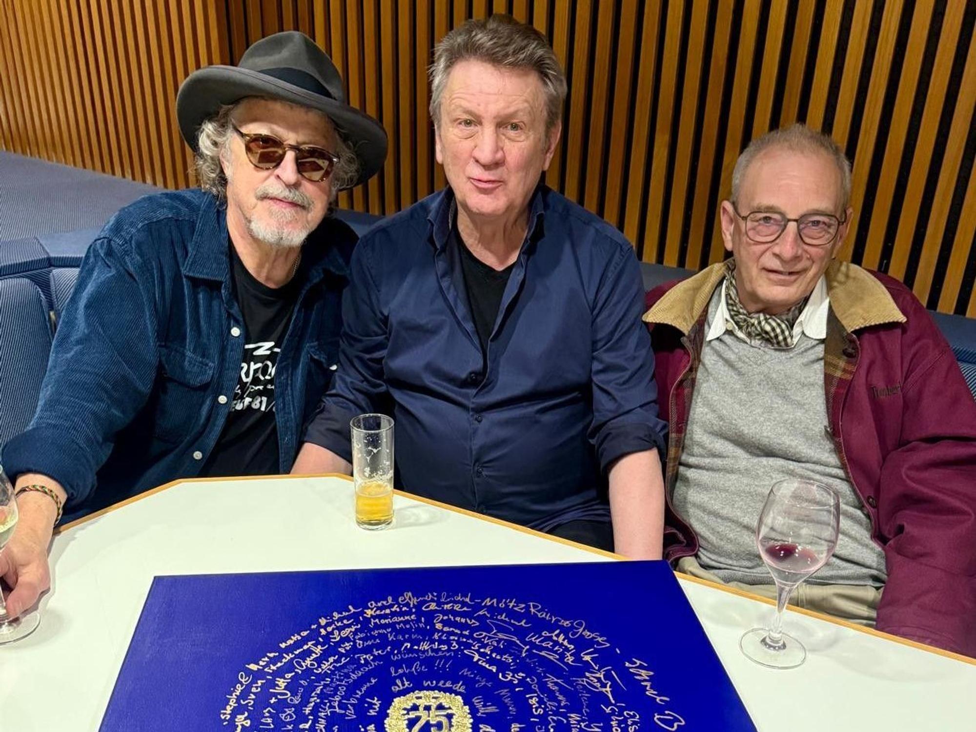 Wolfgang Niedecken feiert mit Rainer Gross (die Mötz) und Manfred Boecker (Schmal).