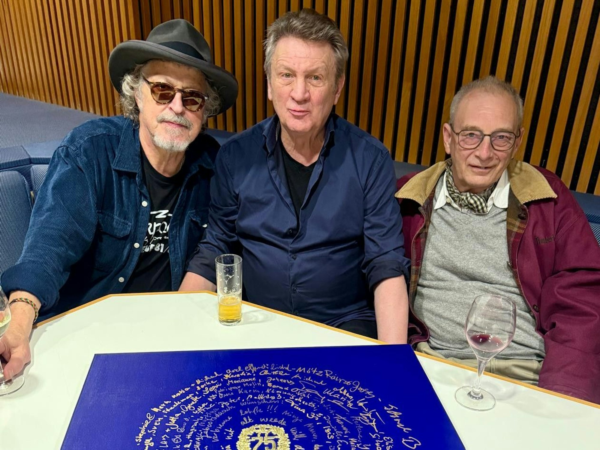 Wolfgang Niedecken feiert mit Rainer Gross (die Mötz) und Manfred Boecker (Schmal).