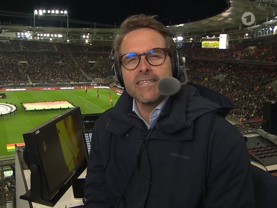 Kommentator Philipp Sohmer hat das EM-Viertelfinale noch nicht überwunden. (Bild: ARD)
