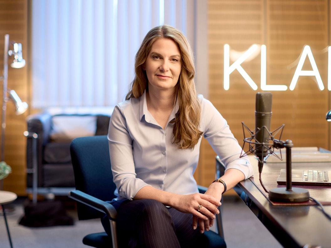 Das Reportage-Format „KLAR“ wird im Wechsel von NDR und BR produziert und im Wechsel von Tanit Koch (Bild) und Julia Ruhs moderiert. (Bild: NDR/ Hendrik Lüders)