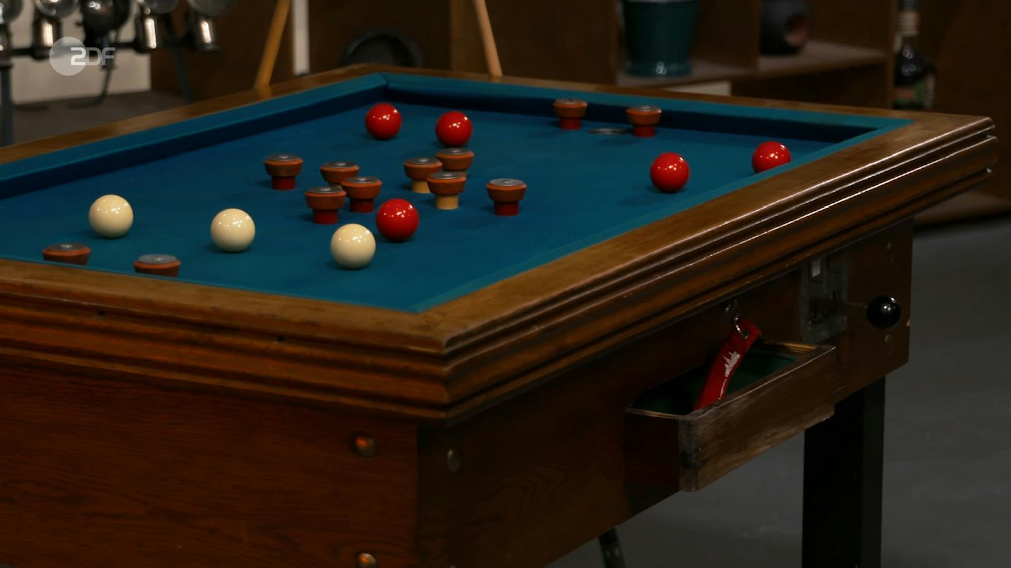 Annika Raßbach klärte auf: Es ging hier um das in Amerika erfundene „Bumper-Pool“, in Deutschland „Golf-Billard“ genannt. (Bild: ZDF)