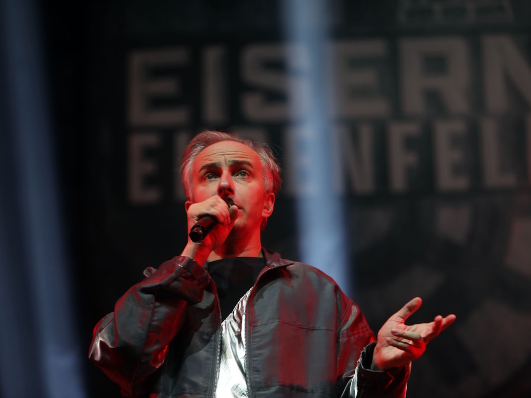 Jan Böhmermann, hier bei einem Auftritt in der Lanxess Arena 2025, hält die Olympia-Bewerbung Kölns für problematisch.