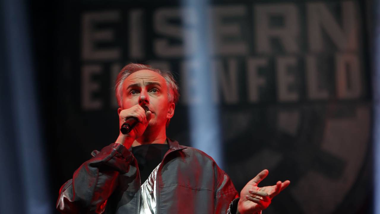 Jan Böhmermann, hier bei einem Auftritt in der Lanxess Arena 2025, hält die Olympia-Bewerbung Kölns für problematisch.