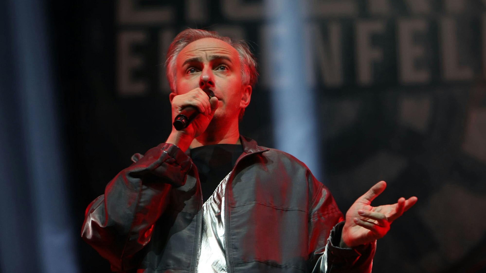 Jan Böhmermann, hier bei einem Auftritt in der Lanxess Arena 2025, hält die Olympia-Bewerbung Kölns für problematisch.