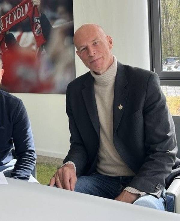 Uwe Bödeker und Jörn Stobbe am Geißbockheim bei einem Interview.