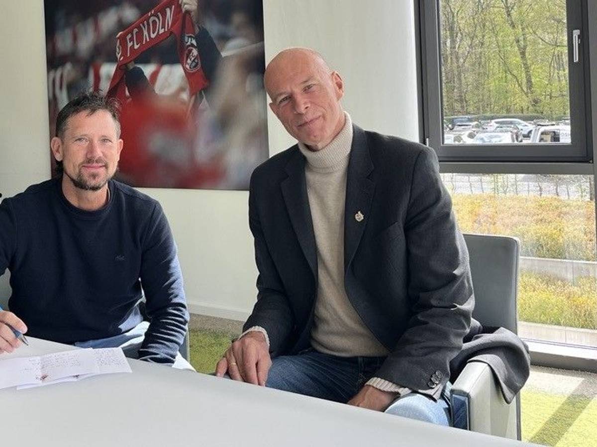 Uwe Bödeker und Jörn Stobbe am Geißbockheim bei einem Interview.