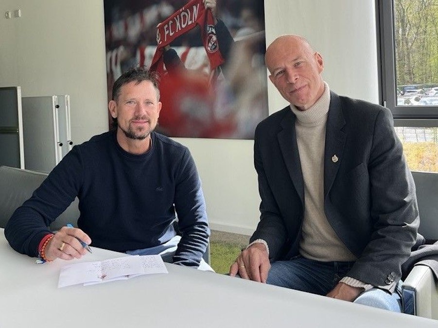 Uwe Bödeker und Jörn Stobbe am Geißbockheim bei einem Interview.