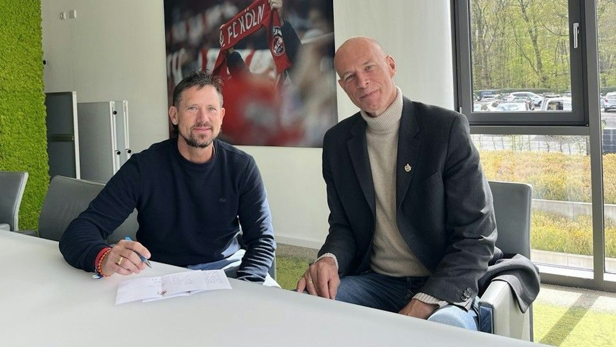 Uwe Bödeker und Jörn Stobbe am Geißbockheim bei einem Interview.