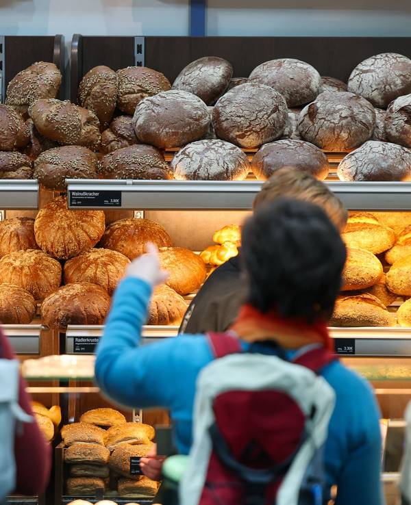 Per Gesetz ist geregelt, wann und wo es an Ostern frische Brötchen gibt. ADas Symbolfoto zeigt Kunden und Kundinnen am Stand einer Schaubäckerei auf der Messe „Handwerk live“.