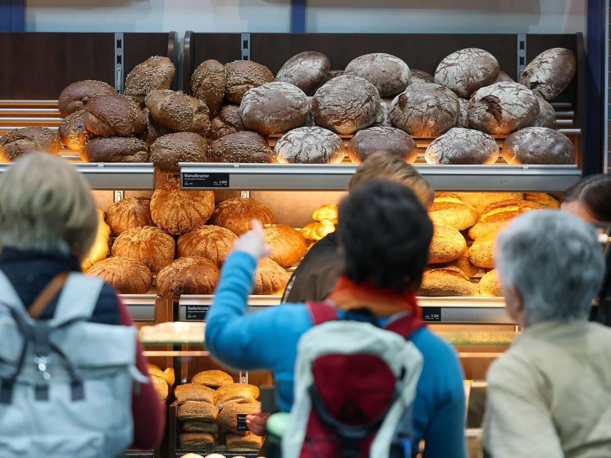 Per Gesetz ist geregelt, wann und wo es an Ostern frische Brötchen gibt. ADas Symbolfoto zeigt Kunden und Kundinnen am Stand einer Schaubäckerei auf der Messe „Handwerk live“.