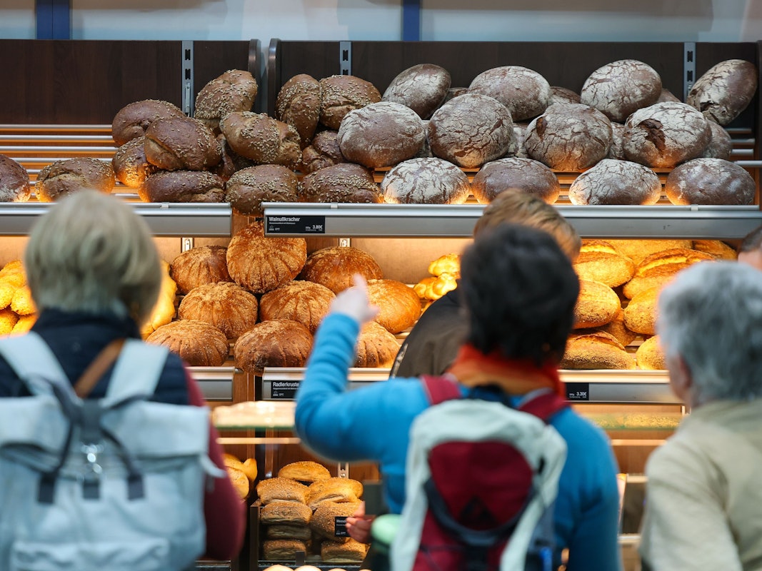 Per Gesetz ist geregelt, wann und wo es an Ostern frische Brötchen gibt. ADas Symbolfoto zeigt Kunden und Kundinnen am Stand einer Schaubäckerei auf der Messe „Handwerk live“.