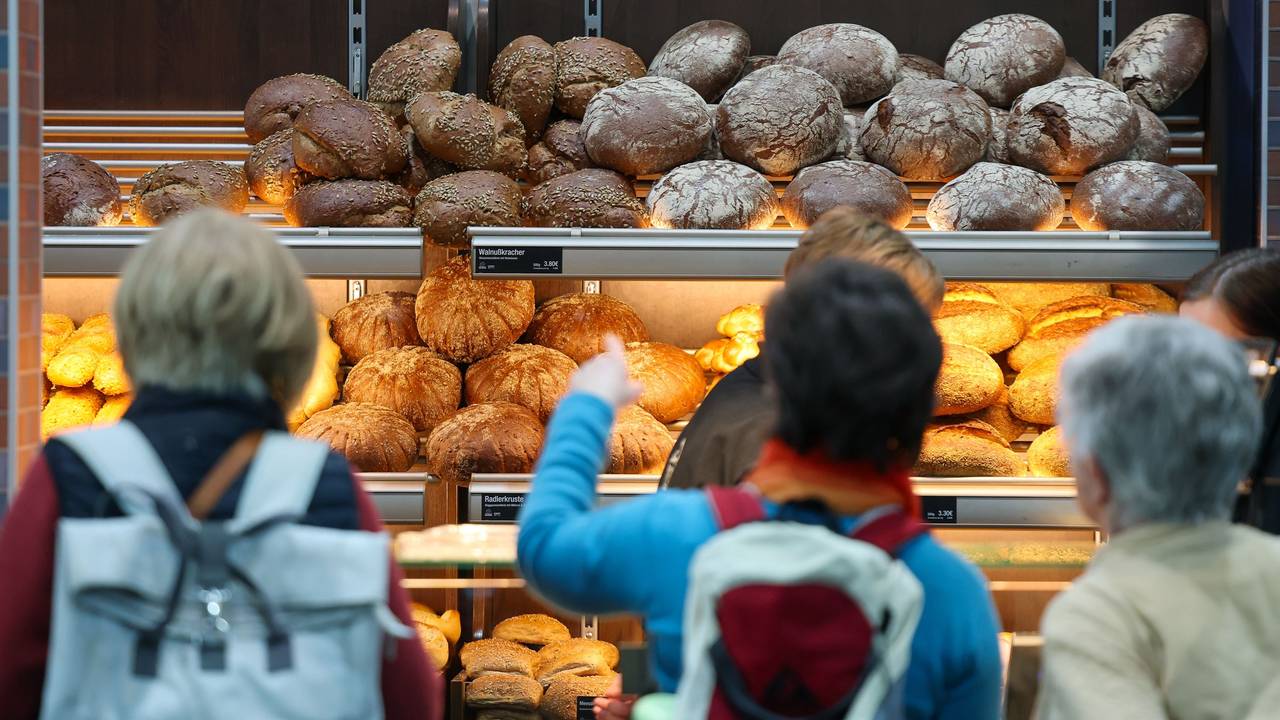 Per Gesetz ist geregelt, wann und wo es an Ostern frische Brötchen gibt. ADas Symbolfoto zeigt Kunden und Kundinnen am Stand einer Schaubäckerei auf der Messe „Handwerk live“.