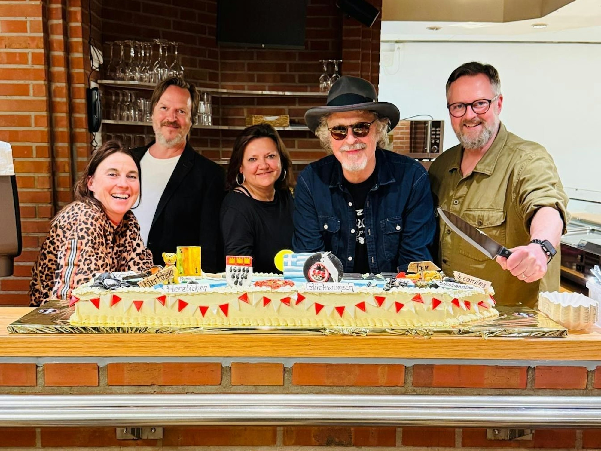 Wolfgang Niedecken mit einer großen Torte.