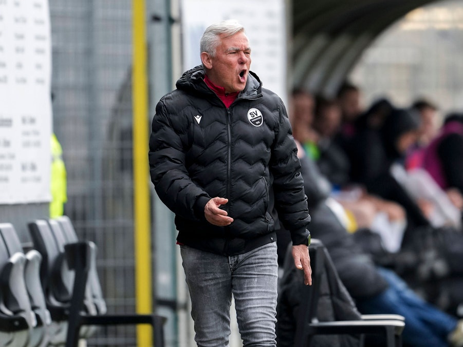 Olaf Janßen gibt Anweisungen beim Spiel des SV Sandhausen.