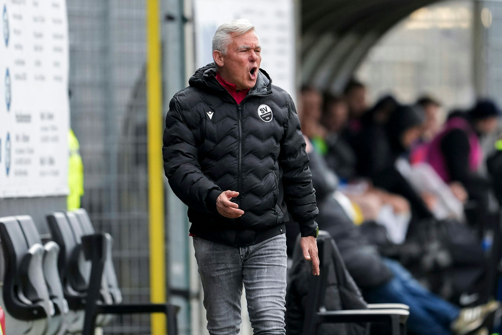 Olaf Janßen gibt Anweisungen beim Spiel des SV Sandhausen.