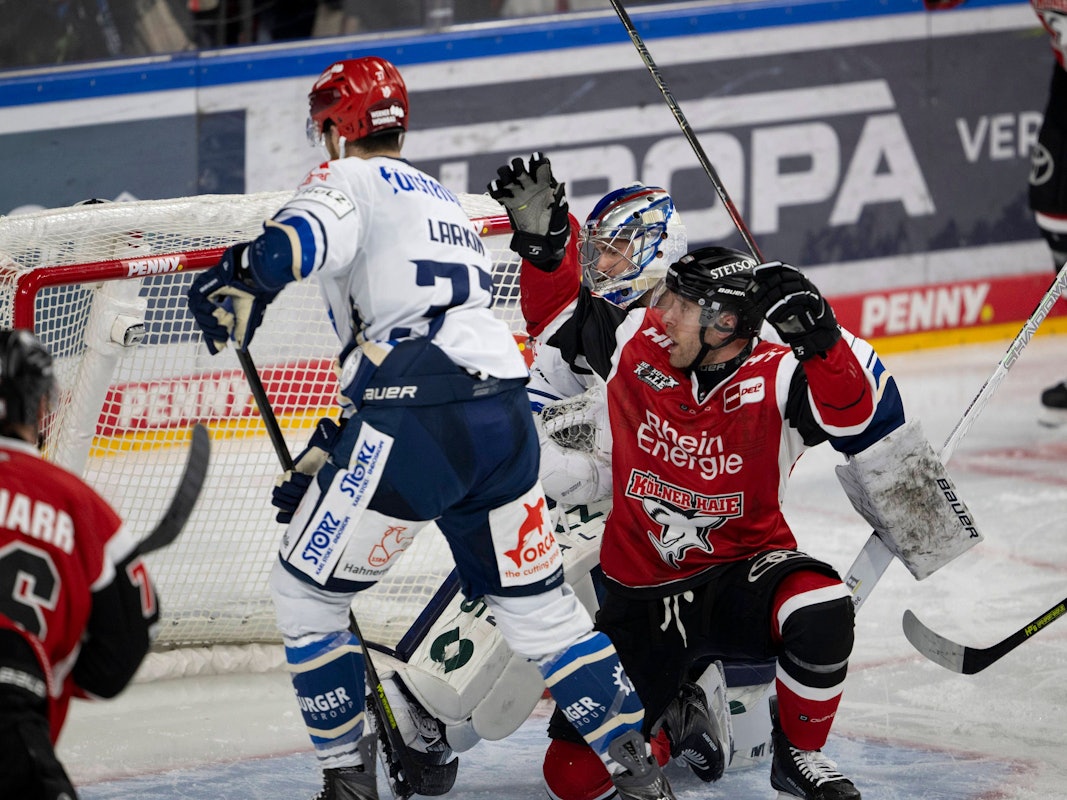 Kölns Patrick Russell reißt die Arme samt Schläger nach oben und jubelt.