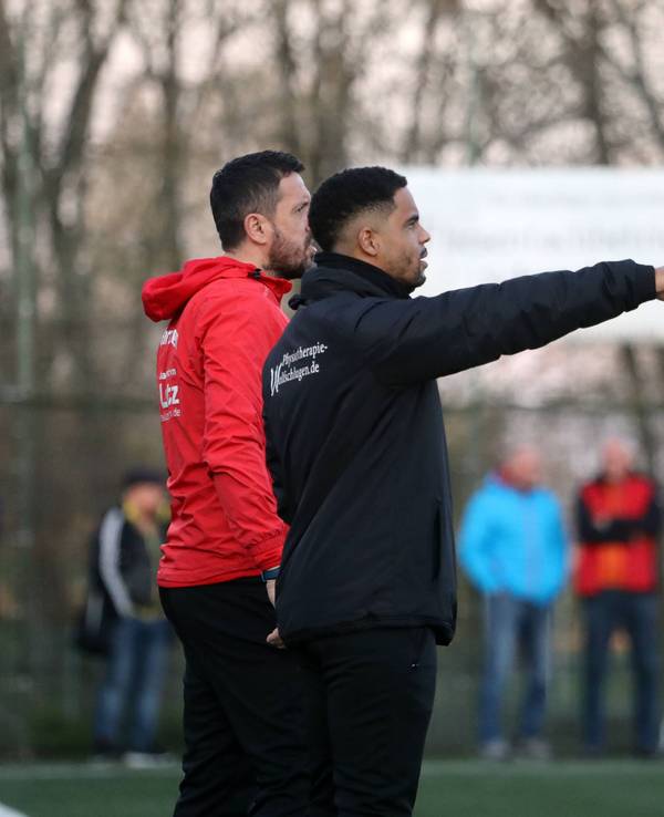 Anweisungen von Daniel Didavi bei einem Kreisliga-Spiel.