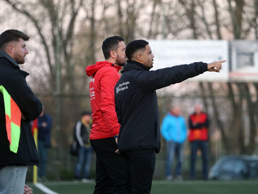 Anweisungen von Daniel Didavi bei einem Kreisliga-Spiel.