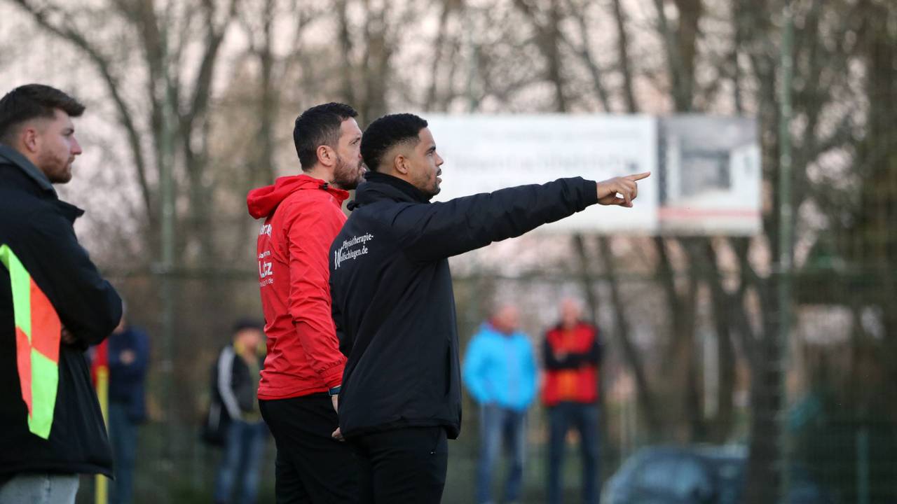 Anweisungen von Daniel Didavi bei einem Kreisliga-Spiel.