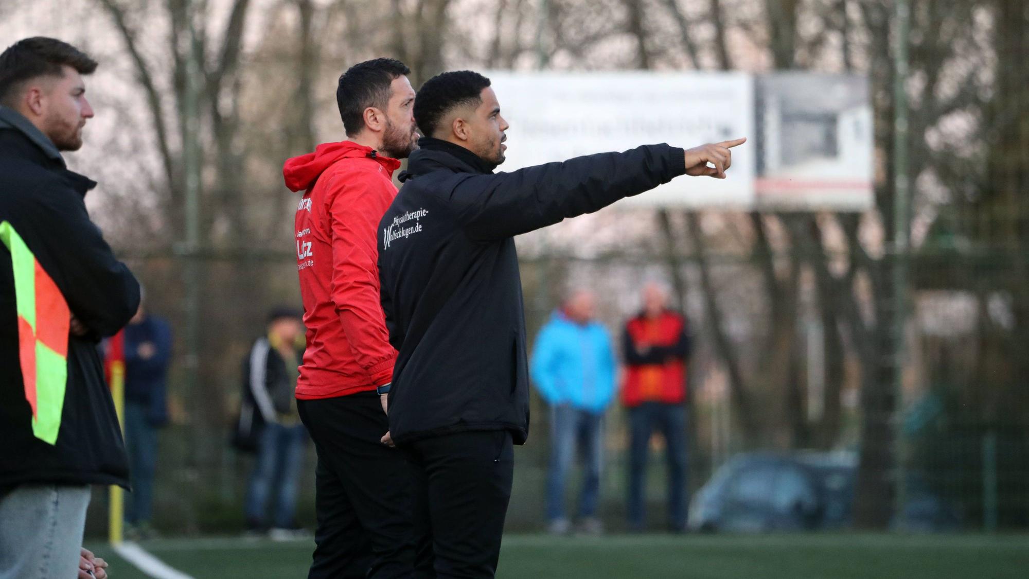 Anweisungen von Daniel Didavi bei einem Kreisliga-Spiel.