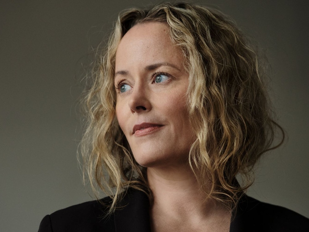 Silke Bodenbender spielt in der ZDF-Tragikomödie „Fast perfekte Frauen“ eine Journalistin, die sich in eine „Frauenkur“ begibt. An der deutschen Nordseeküste trifft sie andere Frauen, die aus ganz unterschiedlichen Gründen ins Unglück und die Überforderung gerutscht sind. Was haben wir als Gesellschaft damit zu tun? (Bild: © Jeanne Degraa)