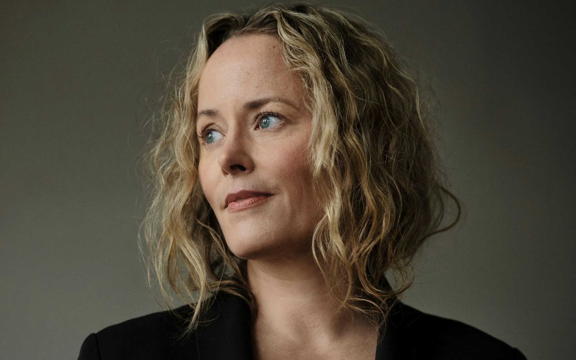 Silke Bodenbender spielt in der ZDF-Tragikomödie „Fast perfekte Frauen“ eine Journalistin, die sich in eine „Frauenkur“ begibt. An der deutschen Nordseeküste trifft sie andere Frauen, die aus ganz unterschiedlichen Gründen ins Unglück und die Überforderung gerutscht sind. Was haben wir als Gesellschaft damit zu tun? (Bild: © Jeanne Degraa)