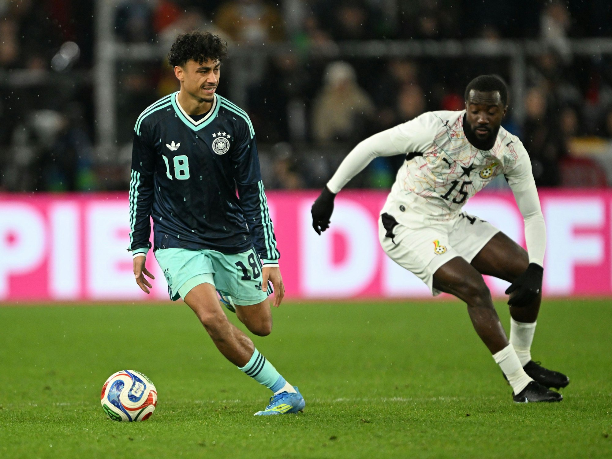 Nathaniel Brown und Elisha Owusu kämpfen um den Ball.