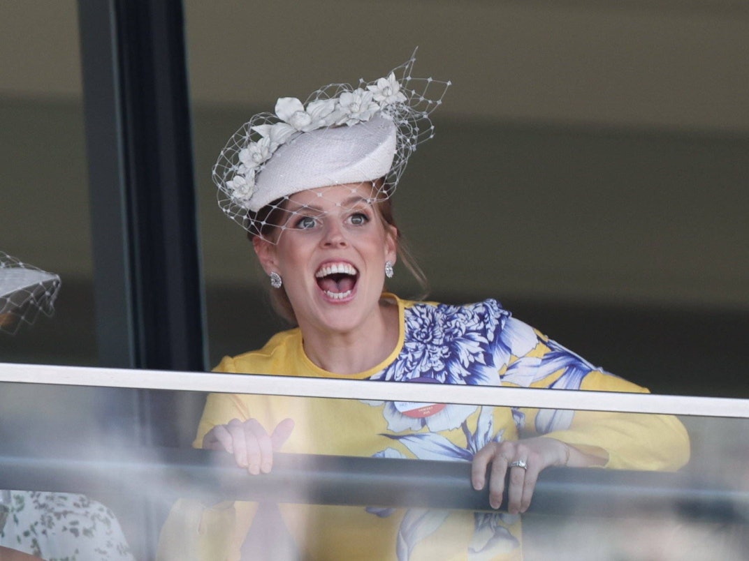 Prinzessin Beatrice lacht, trägt Hut und Blumenkleid.