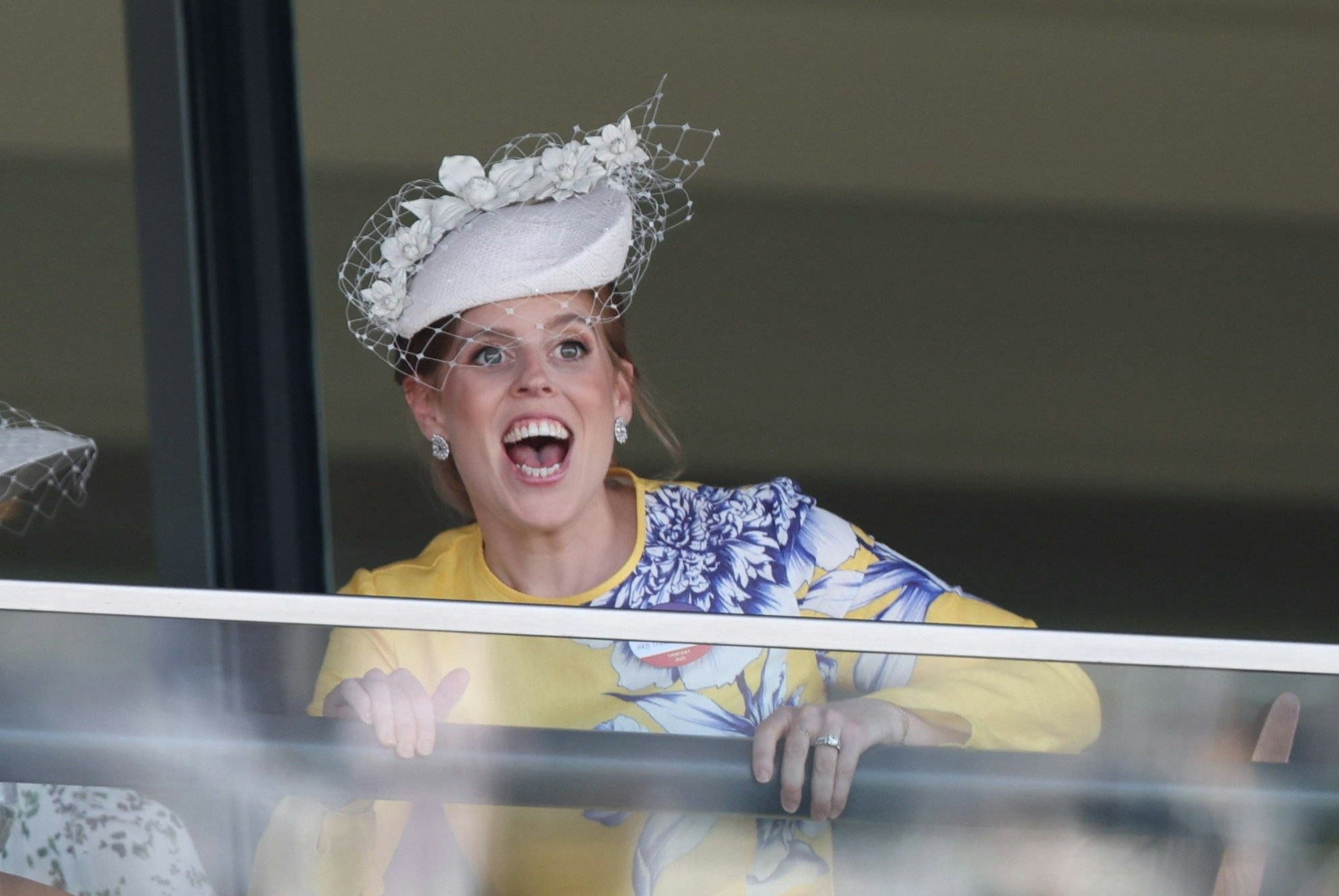 Prinzessin Beatrice lacht, trägt Hut und Blumenkleid.
