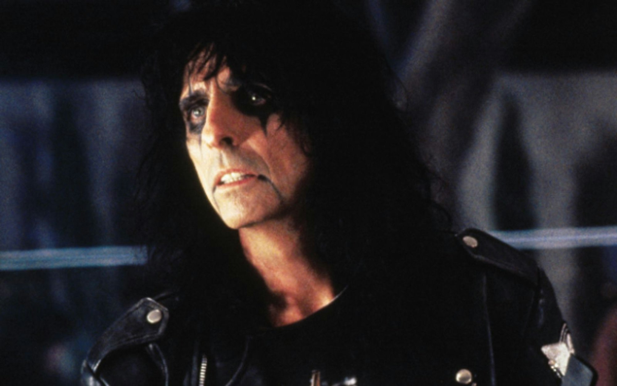 „Wir sind unwürdig! Wir sind unwürdig!“ Die Szene, in der Wayne und Garth auf Schock-Rocker Alice Cooper treffen und sich vor ihm auf die Knie stürzen, gehört zu den Höhepunkten des Kultfilms. (Bild: Paramount Pictures Home Entertainment)