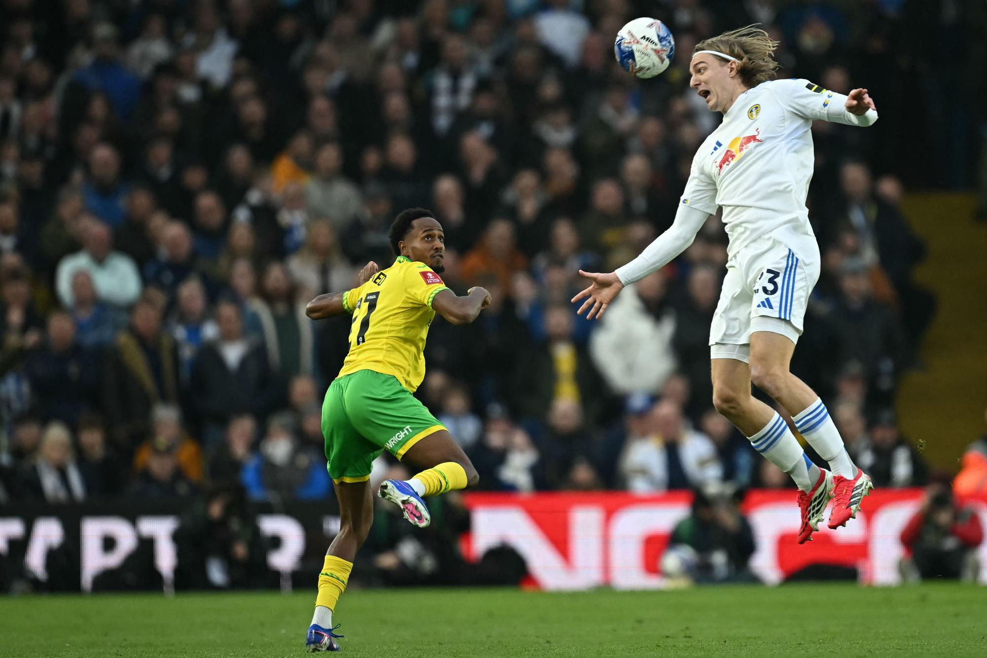 Sebastiaan Bornauw geht im FA-Cup egen Norwich City zum Ball.