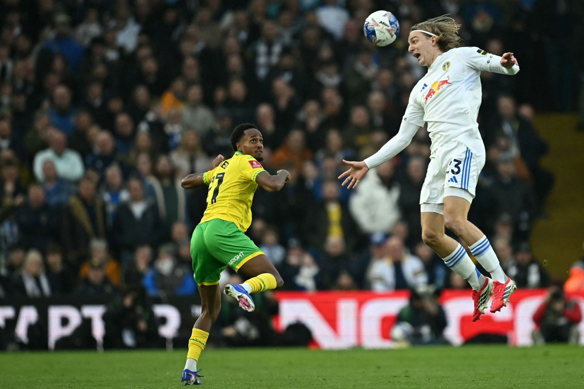 Sebastiaan Bornauw geht im FA-Cup egen Norwich City zum Ball.